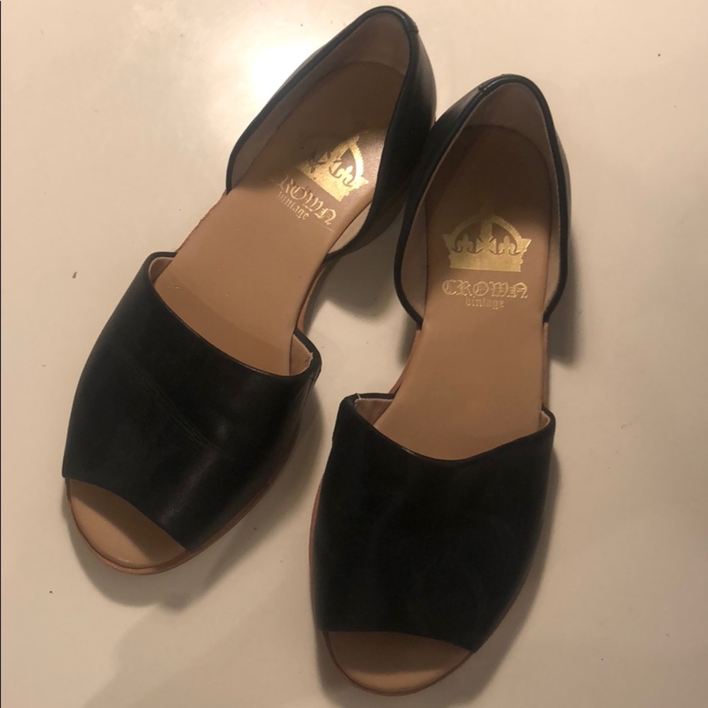 Cute black sandals!